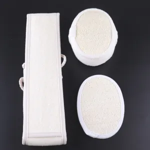 Vue detaille de l'eponge de loofah naturelle pour le dos et tampons ovales pour gommage corporel.