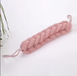 Gros plan détaillé de l'éponge de douche tressée rose avec boucles pour un séchage facile.