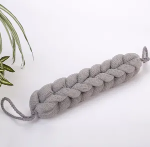 Détail de sangle de douche en filet gris, éponge exfoliante douce pour la douche corporelle.