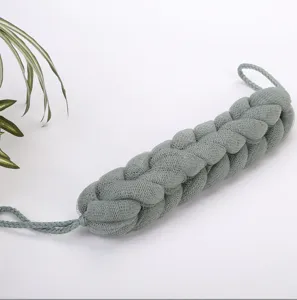 Vue detaillee de la longue eponge de bain en maille extensible vert sauge, texture douce.
