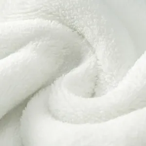 Tessuto in pile corallo bianco morbido per cuffia asciugacapelli con dettagli soffici.