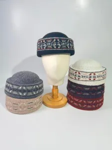 Gros plan sur les bonnets docker en tricot Fair Isle avec motifs géométriques et texture douce.