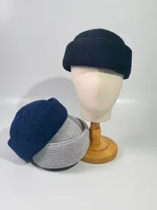 Beret en chenille vue de detail, chapeau pillbox retro pour femmes tenue d'hiver chic