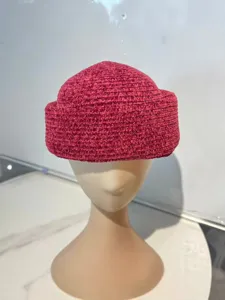 Vue détaillée d'un chapeau beret pillbox en chenille élégant pour femme, style rétro automne.