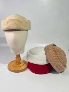 Détail du béret pillbox élégant en chenille pour femme automne hiver rétro chic tendance.