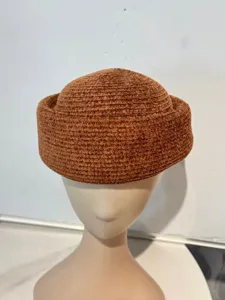 Detail de chapeau pillbox en chenille marron texture, retro automne hiver design.