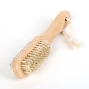 Cepillo de madera para pies con cerdas naturales y piedra pómez para eliminar la piel muerta.