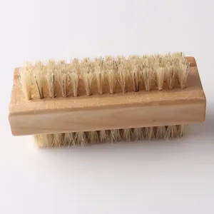 Hölzerne doppelseitige Reinigungsbürste mit Naturborsten für Handwäsche und Nagelpflege.