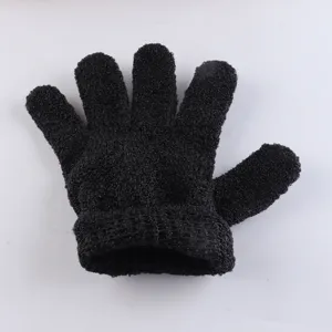 Schwarzer Fünffinger-Peeling-Badehandschuh für Körperpeeling und gründliche Dusche.