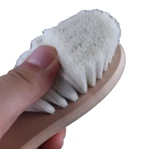 Brosse de bain douce pour bébé avec manche en bois et poils fins pour le soin quotidien