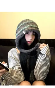 Accogliente cappello in maglia a righe con ponpon da donna autunno inverno caldo.