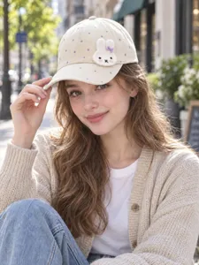Niedliche bestickte Baseballkappe mit Häschen und Punkten, gebogener Schirm für Damen.