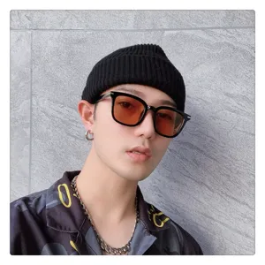 Gorro de punto negro para hombre, gorro de invierno cálido liso acanalado, estilo urbano acogedor.