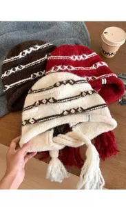 Berretto in maglia caldo invernale con strisce a contrasto e nappe, accessorio casual.