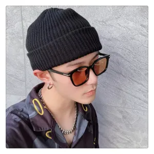 Gorro de punto negro grueso para hombre, detalle de accesorio streetwear de invierno cálido.