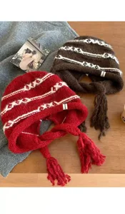 Berretto in maglia a righe con nappe, cappellino invernale caldo con paraorecchie bicolore.