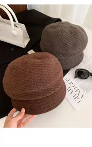 Detailansicht warmer Damen Strickbarette Mützen in zwei Farben, ideal für Herbst und Winter.