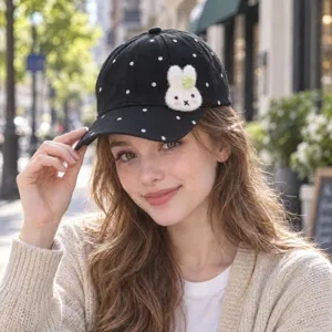 Süße schwarze Pünktchen Baseballcap mit niedlichem Hasen Filzaufnäher Stickerei für Damen.