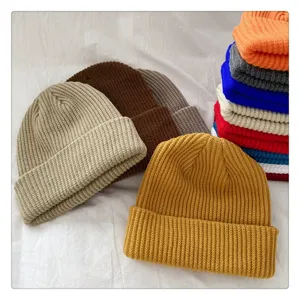 Primer plano de gorros de punto acanalado grueso en varios colores otoño invierno.