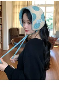Cómodo gorro de punto con orejeras de lunares azules y tiras largas para el frío invierno.