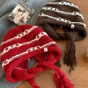 Cappello in maglia con paraorecchie e righe colorate con nappe da donna inverno caldo.