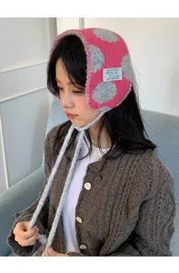 Mujer lindo sombrero de punto de lunares rosa orejeras invierno cálido trenzado