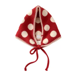 Orejeras de punto con lunares rojos gorro calido de invierno con cordones atados