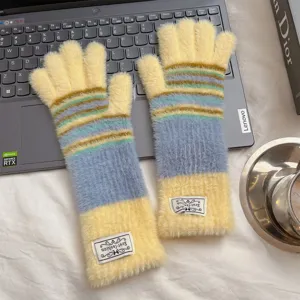 Gants en tricot pelucheux rayés d'hiver pour femmes, gants chauds et confortables pour extérieur.