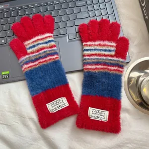 Vue détaillée de gants d'hiver tricotés duveteux sans doigts avec rayures colorées.