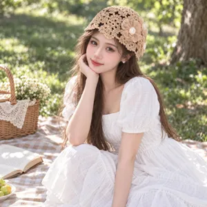 Bonnet floral en crochet délicat pour femmes, chapeau pull ajouré d'été élégant.