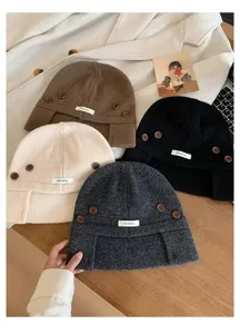 Vue détaillée de bonnet en tricot 100% laine chaud avec oreillettes et boutons, multicolore.
