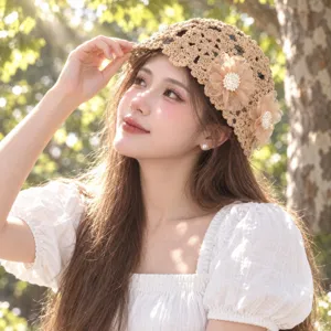 Gros plan détaillé d'un joli chapeau bonnet en crochet beige avec fleurs et perles d'été.