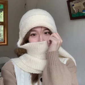 Vue détaillée du bonnet cagoule tricoté chaud et confortable avec écharpe, texture douce.