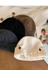 Chapeau tricoté en laine 100% pour femme, élégant, avec boutons et protection des oreilles.