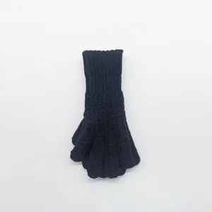 Vista detallada de guante sin dedos de punto de trenza negro con textura y puño extendido.
