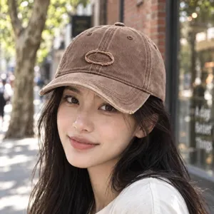 Gorra de béisbol vintage desgastada de color marrón con un bonito bordado elegante.