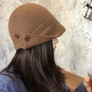Bonnet en tricot de laine marron pour femme automne hiver chaud mode bouton vue lat.