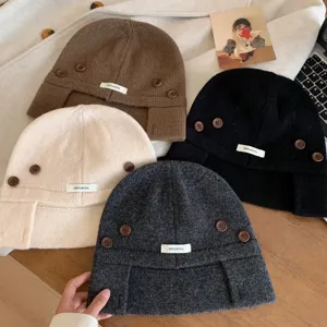 Bonnet tricoté confortable 100% laine avec boutons, design cache-oreilles chaud pour femmes automne.