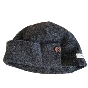 Bonnet en laine tricoté gris foncé avec revers et bouton pour l'hiver mode chaud et élégant.