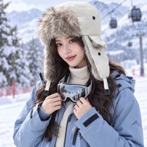 Detalle de gorro ushanka calido de invierno con orejeras de felpa para clima frio exterior.