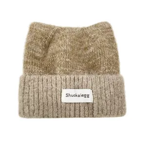 Joli bonnet d'hiver en tricot avec oreilles de chat, chaud et duveteux pour les femmes.