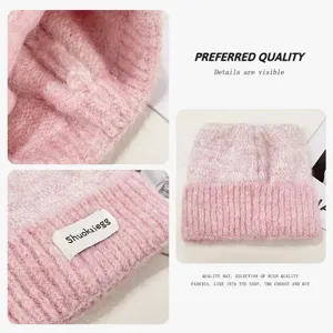 Détail de bonnet tricoté rose avec des oreilles de chat et une jolie étiquette douce.