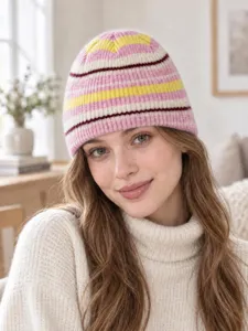 Berretto in maglia a righe vista dettagliata indossato dalla modella con strisce colorate.