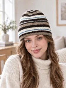 Berretto in maglia a righe da donna autunno inverno, cappello di lana caldo e morbido dettaglio.