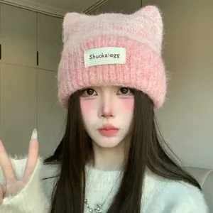 Bonnet tricoté oreilles de chat rose, vue détaillée montrant une texture douce et un design chaud.