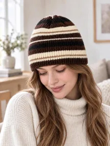 Comodo berretto in maglia a righe da donna, caldo cappello invernale con righe marroni e beige.