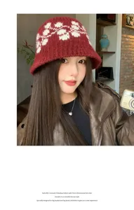 Primo piano dettagliato del cappello da pesca in maglia jacquard rosso bianco invernale.