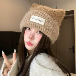 Joli bonnet tricoté oreilles de chat femme automne hiver chaud confortable laine détail