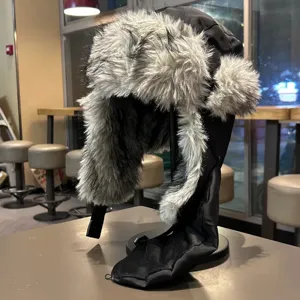 Gorro ruso de invierno cálido con forro de felpa gruesa y orejeras de piel sintética.