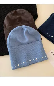 Bonnet en tricot élégant pour femmes avec clous métalliques, style rétro chaud pour l'hiver.